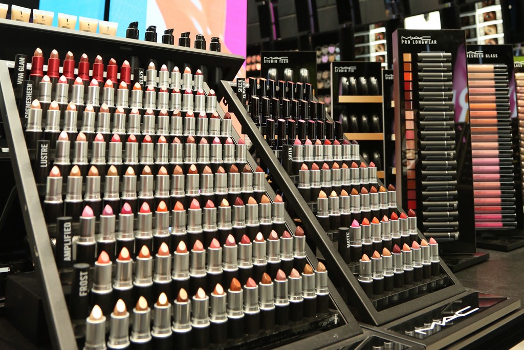 Make-up monday: mac. my favourite products, fun facts + how beauty gives back! #fashalia101.
